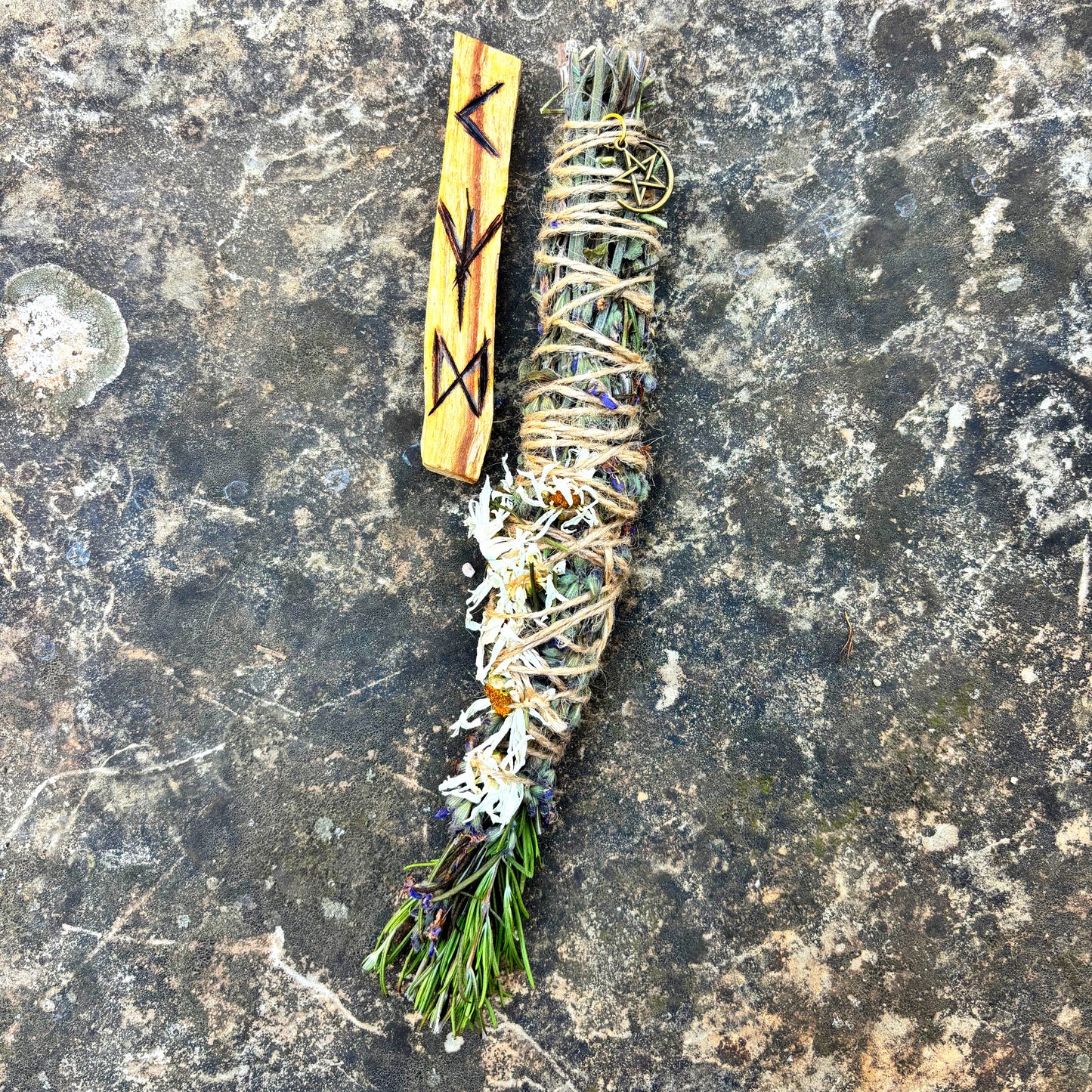 Atado 18gr - Energía, Protección & Claridad - Salvia Med. , Romero, Margaritas y Palo Santo