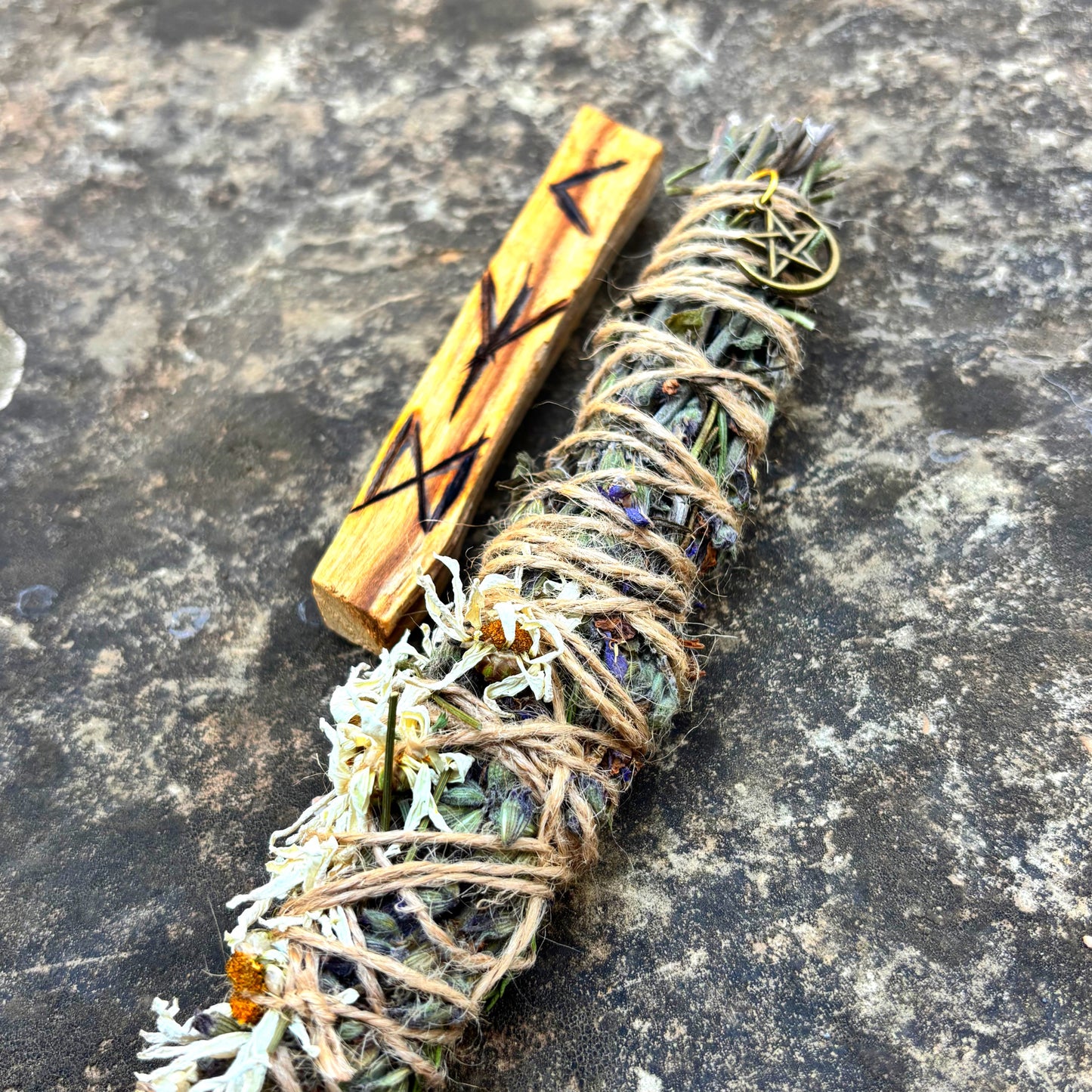 Atado 18gr - Energía, Protección & Claridad - Salvia Med. , Romero, Margaritas y Palo Santo