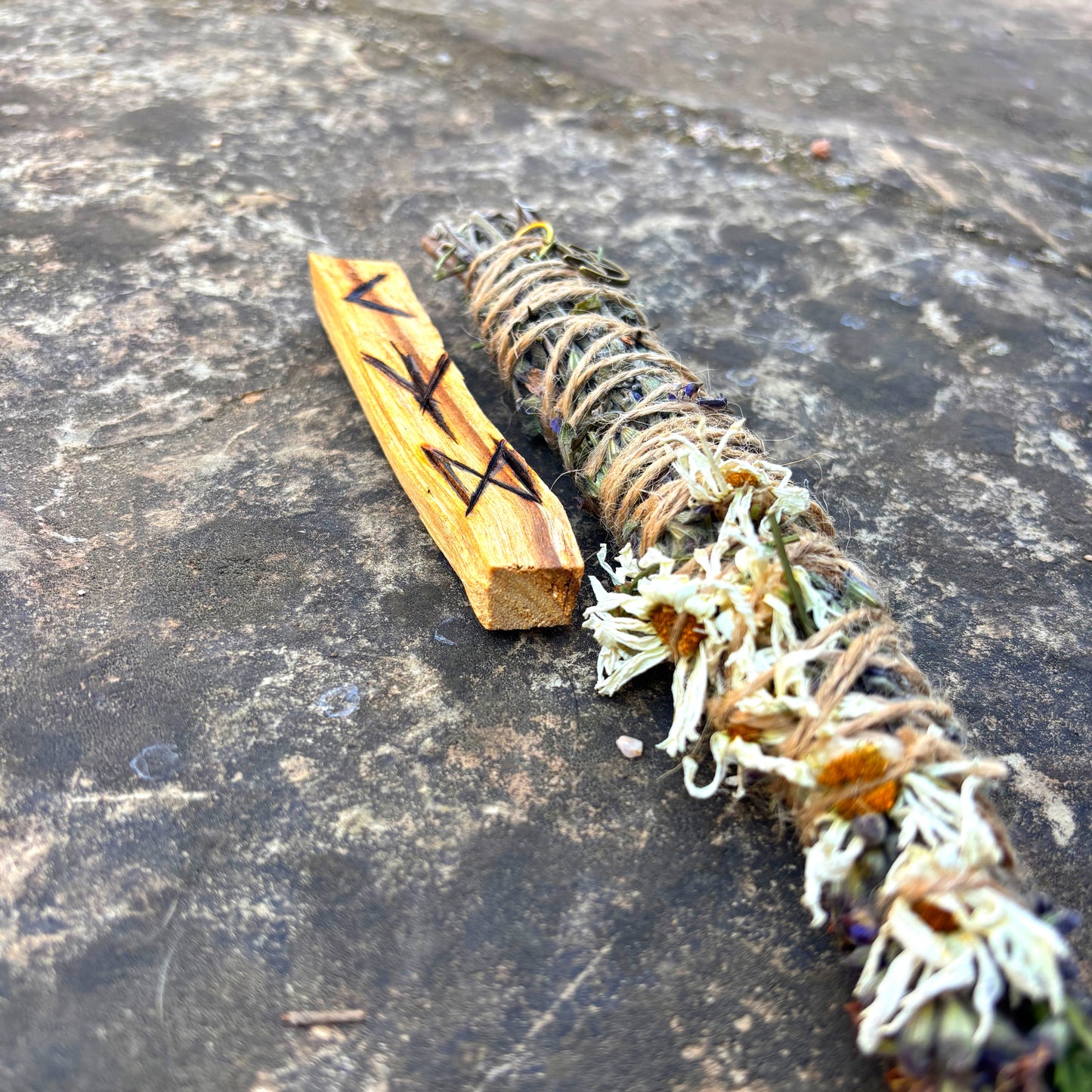 Atado 18gr - Energía, Protección & Claridad - Salvia Med. , Romero, Margaritas y Palo Santo